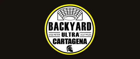 Logotipo circular de la Backyard Ultra Cartagena, con el Palacio de Deportes dibujado, la distancia de 6.706 metros y un casco romano