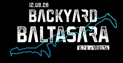 Logotipo del Backyard Baltasara sobre fondo negro: el texto "Backyard Baltasara" en letras blancas desgastadas, la fecha 12.09.26 en la parte superior, el trazado del recorrido dibujado en azul y la leyenda "6,7 K x vuelta".