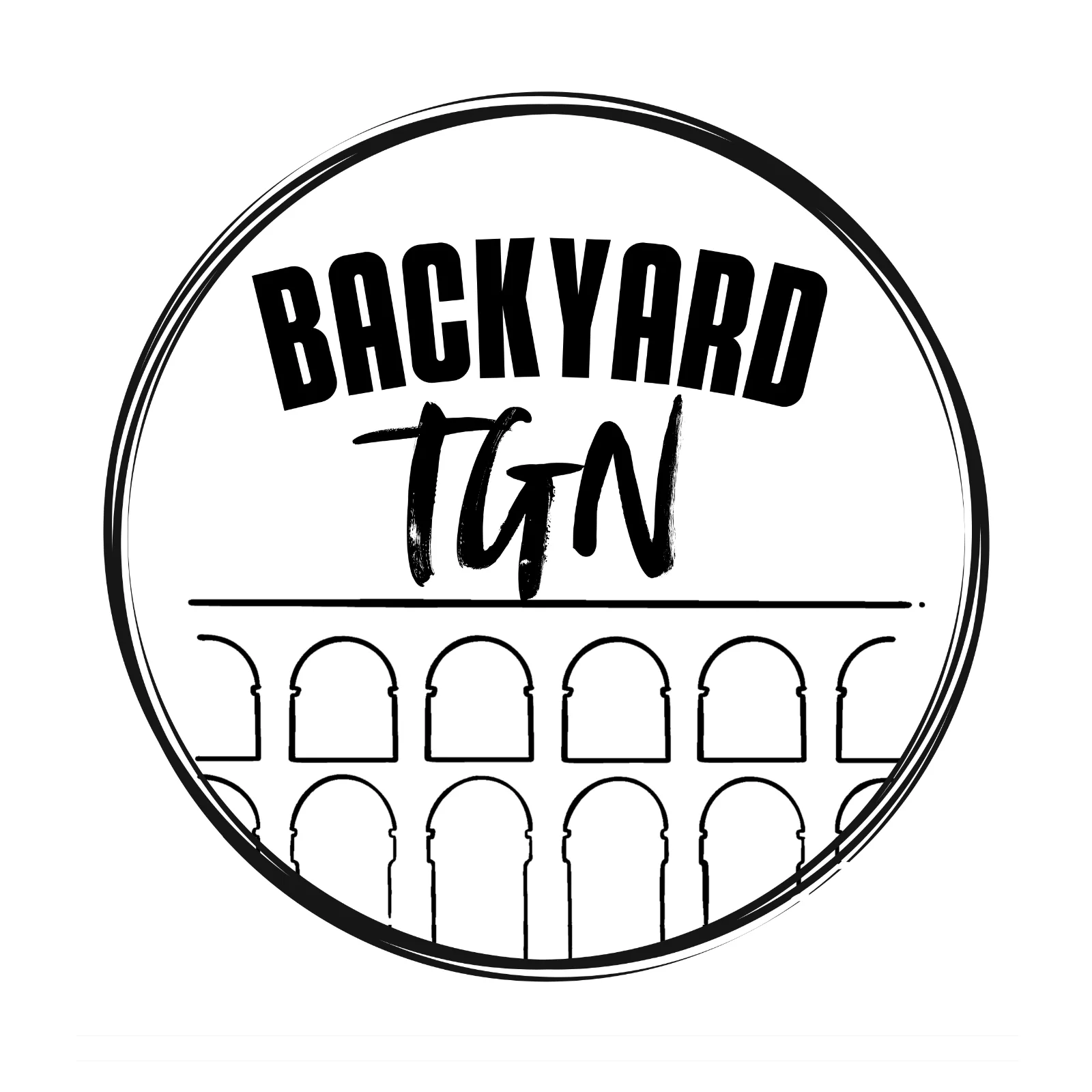 Emblema circular en blanco y negro del Backyard Tarragona: el acueducto romano de las Ferreres, con sus dos hileras de arcos, bajo el texto "BACKYARD TGN".