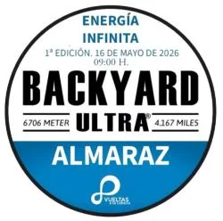 Logotipo circular del Backyard Ultra Almaraz: sobre fondo blanco y una franja azul, el texto "Energía Infinita", "1ª edición, 16 de mayo de 2026, 09:00 h", "Backyard Ultra 6706 meter · 4.167 miles" y "Almaraz", con un pequeño logotipo del organizador debajo.