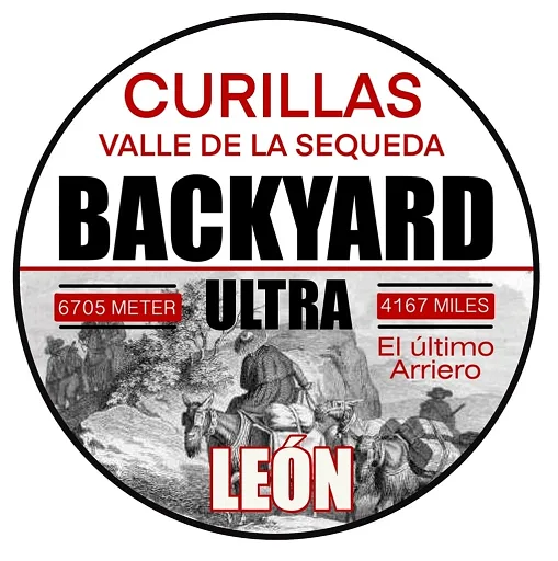 Cartel oficial del Backyard Ultra Curillas 2026: un corredor con gorra negra avanza por una senda de hierba seca entre otros participantes, con los textos «BACKYARD ULTRA CURILLAS», «EL ÚLTIMO ARRIERO» y «03.10.2026», y el emblema circular de la prueba con arrieros y mulas.