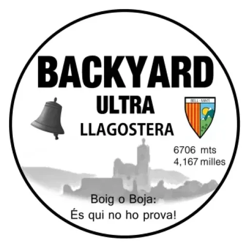 Logotipo circular del Backyard Ultra Llagostera: una campana negra y un escudo con franjas rojas y amarillas junto al texto «Backyard Ultra Llagostera», las cifras «6706 mts / 4,167 milles» y el lema «Boig o Boja: És qui no ho prova!», sobre la silueta gris de un castillo.