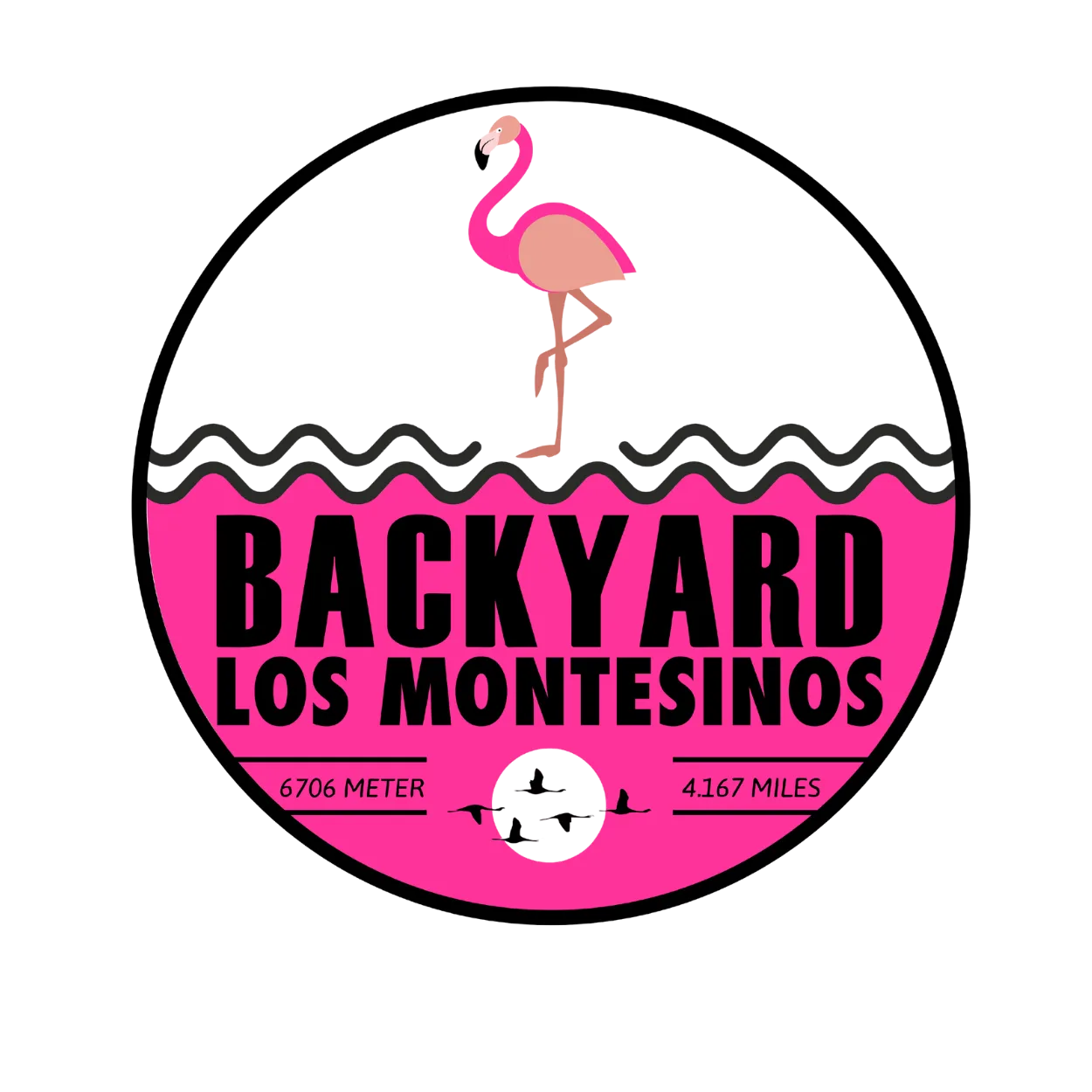 Logotipo circular del Backyard Ultra Los Montesinos: un flamenco rosa en pie sobre una lámina de agua dibujada con ondas y, sobre fondo rosa, el texto «BACKYARD LOS MONTESINOS · 6706 METER · 4.167 MILES» con una bandada de flamencos ante la luna.