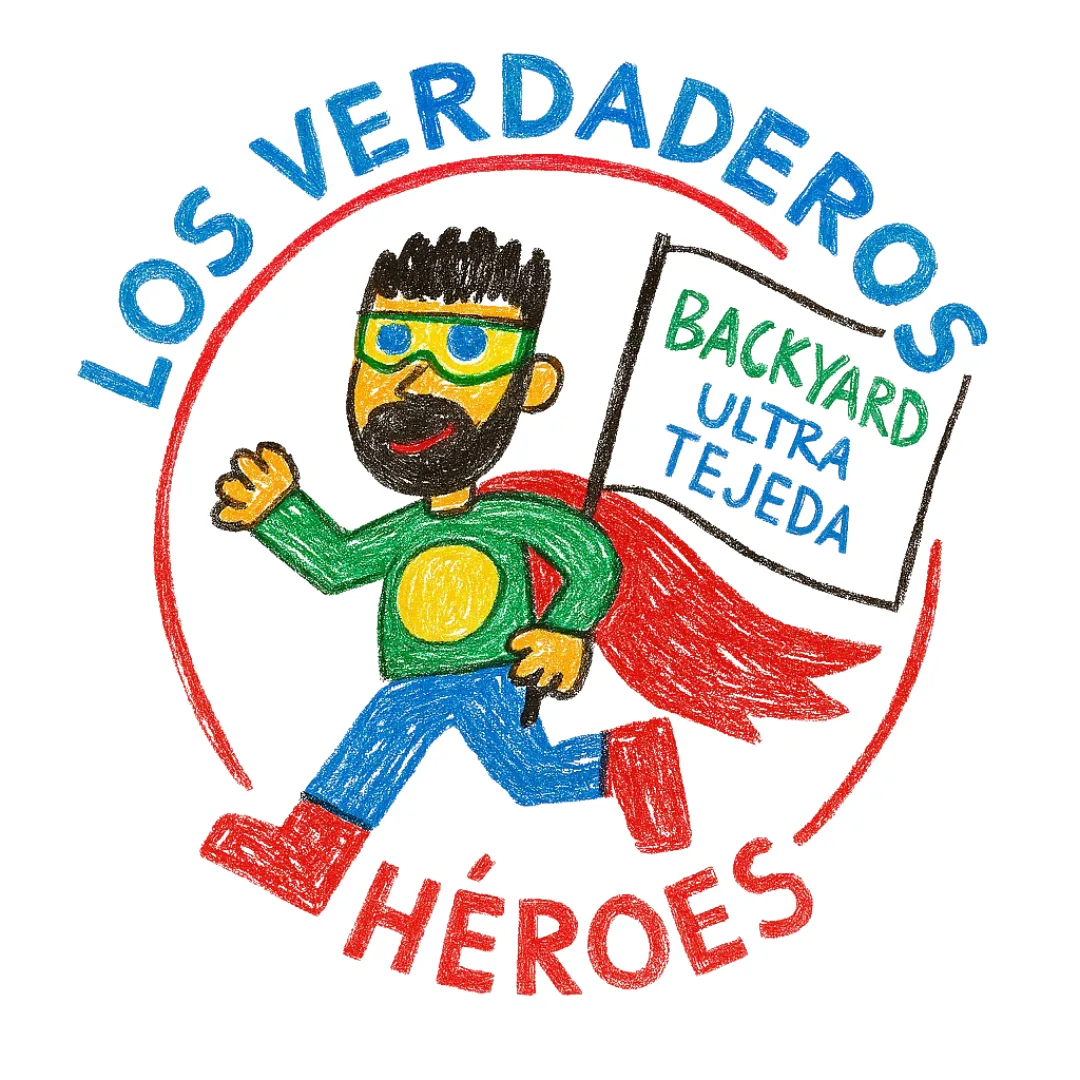 Logotipo circular del Backyard Ultra Los Verdaderos Héroes, dibujado a mano con ceras: un superhéroe barbudo con antifaz verde y capa roja corre sosteniendo una bandera con el texto «Backyard Ultra Tejeda», rodeado por las palabras «Los Verdaderos Héroes».
