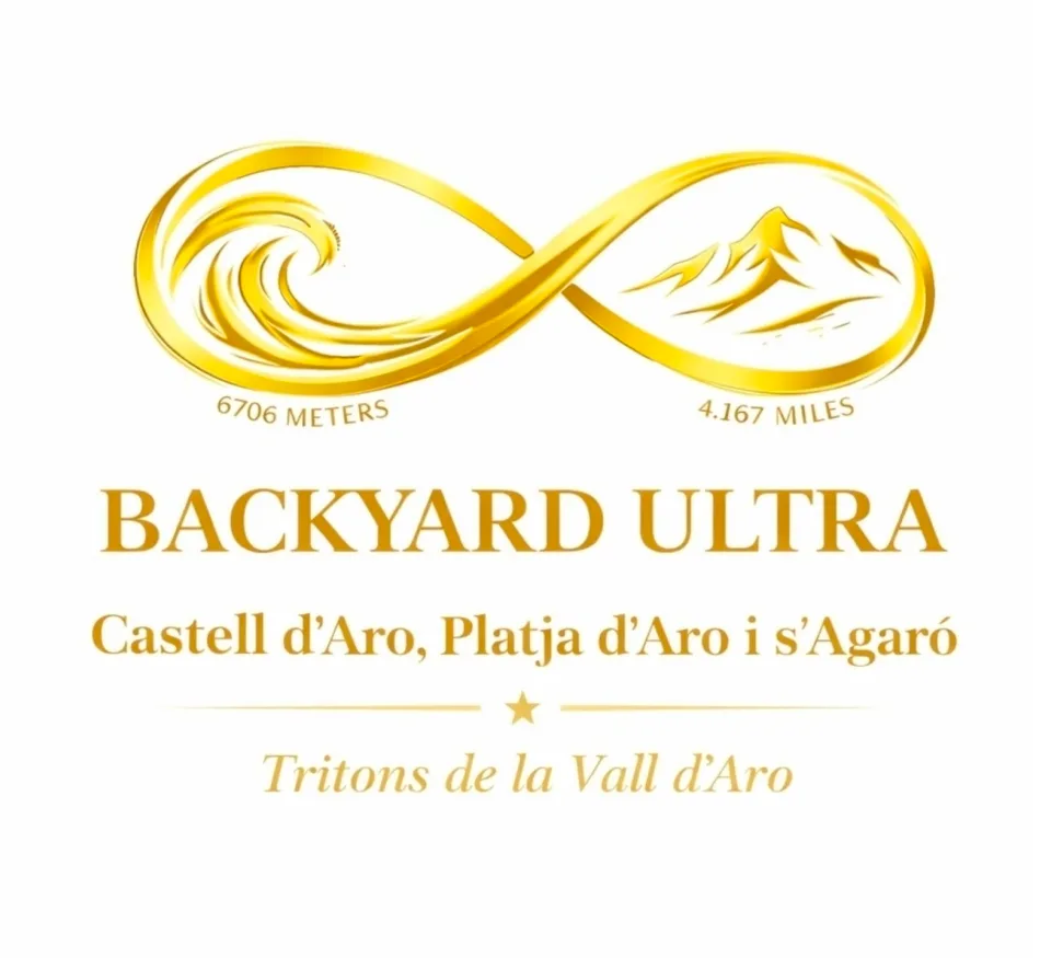 Logotipo del Backyard Ultra Platja d'Aro: un símbolo de infinito dorado que integra una ola en un lazo y una cordillera en el otro, con las cifras «6706 METERS» y «4.167 MILES» y el texto «Backyard Ultra · Castell d'Aro, Platja d'Aro i s'Agaró · Tritons de la Vall d'Aro».