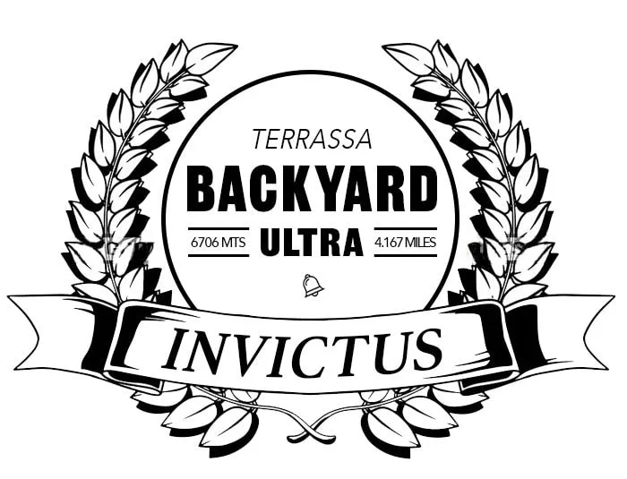 Logotipo del Backyard Ultra Terrassa en blanco y negro: dos ramas de laurel rodean un círculo con el texto "Terrassa Backyard Ultra, 6706 mts, 4.167 miles" y una campana, y por debajo una cinta con la palabra "Invictus".