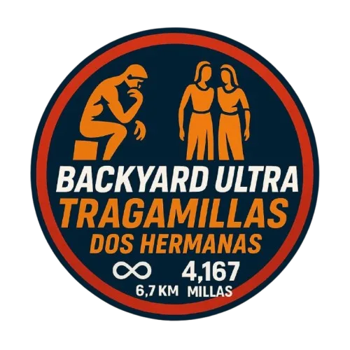 Emblema circular de la Backyard Ultra Tragamillas: sobre fondo azul marino con aro rojo, las siluetas naranjas de El Pensador y de dos figuras femeninas, y los rótulos «BACKYARD ULTRA TRAGAMILLAS DOS HERMANAS» y «6,7 KM / 4,167 MILLAS».