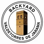 Cartel oficial de la II Backyard Valdetorres «El reto»: piernas de una corredora con zapatillas amarillas ante un muro de ladrillo, el lema «LA NOCHE FORJA A LOS INMORTALES», los horarios de Ultra, Maratón y Media Maratón, y el logotipo «BACKYARD VALDETORRES» con la torre del pueblo.