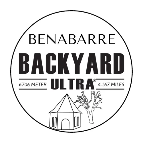 Emblema circular en blanco y negro del Benabarre Backyard Ultra: el texto "BENABARRE" sobre "BACKYARD ULTRA" con las medidas 6706 METER y 4.167 MILES y, debajo, el dibujo a línea de una ermita hexagonal con tejado de teja junto a un árbol sin hojas.