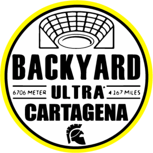 Emblema circular del Cartagena Backyard Ultra: borde amarillo y filo negro, dibujo del anfiteatro romano de Cartagena en la parte superior, el texto "BACKYARD ULTRA CARTAGENA" con las marcas "6706 METER" y "4.167 MILES", y un casco romano en la base.