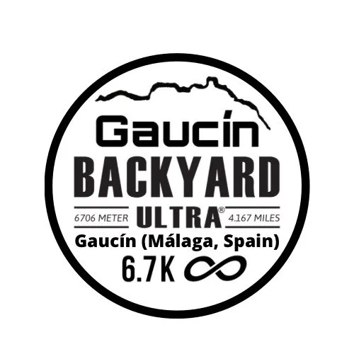 Emblema circular en blanco y negro del Gaucín Backyard Ultra: el perfil del pueblo con su castillo sobre el texto "Gaucín Backyard Ultra, 6706 meter, 4.167 miles, Gaucín (Málaga, Spain)", la cifra 6.7K y un símbolo de infinito.