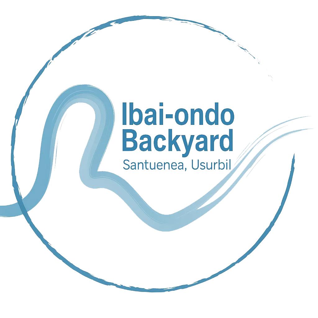 Logotipo del Ibai-Ondo Backyard: un trazo azul en forma de río serpenteante dentro de un círculo dibujado a pincel, con el texto «Ibai-ondo Backyard» y debajo «Santuenea, Usurbil».