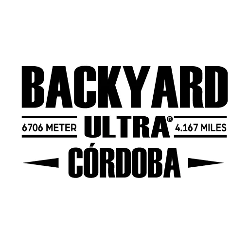 Logotipo del Saltamontes Backyard Ultra de Córdoba: sobre fondo blanco, el texto en negro y tipografía condensada "BACKYARD ULTRA CÓRDOBA", con las marcas "6706 METER" y "4.167 MILES" entre líneas y dos triángulos apuntando hacia el nombre de la ciudad.