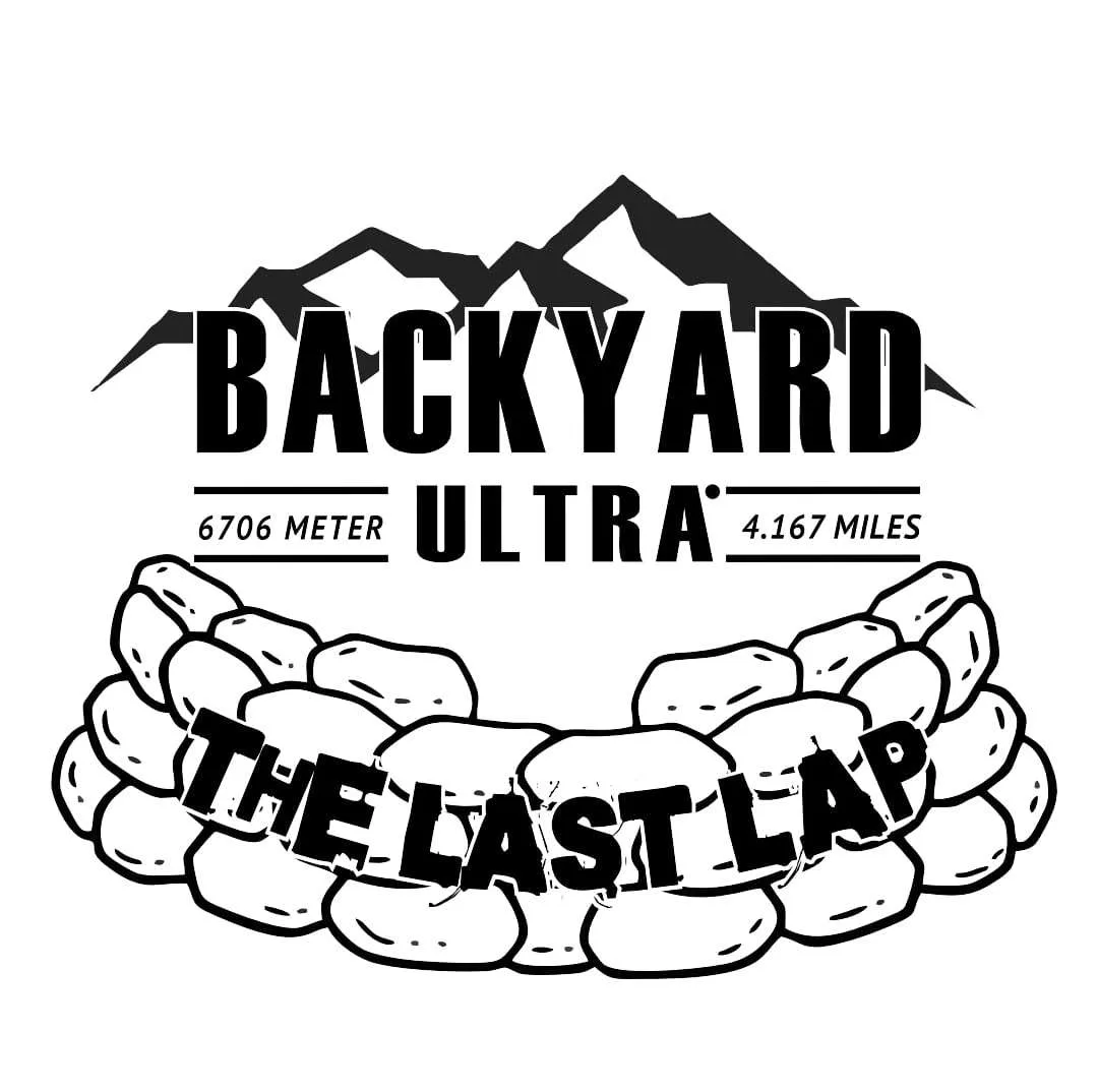 Cartel oficial de The Last Lap Backyard Ultra: tres corredores con frontales cruzan de noche un arco de piedra iluminado en una calle del casco antiguo de Vilabella, con la fecha "23/01/2026" y, en la franja inferior, los logotipos de la organización y del Ajuntament de Vilabella.